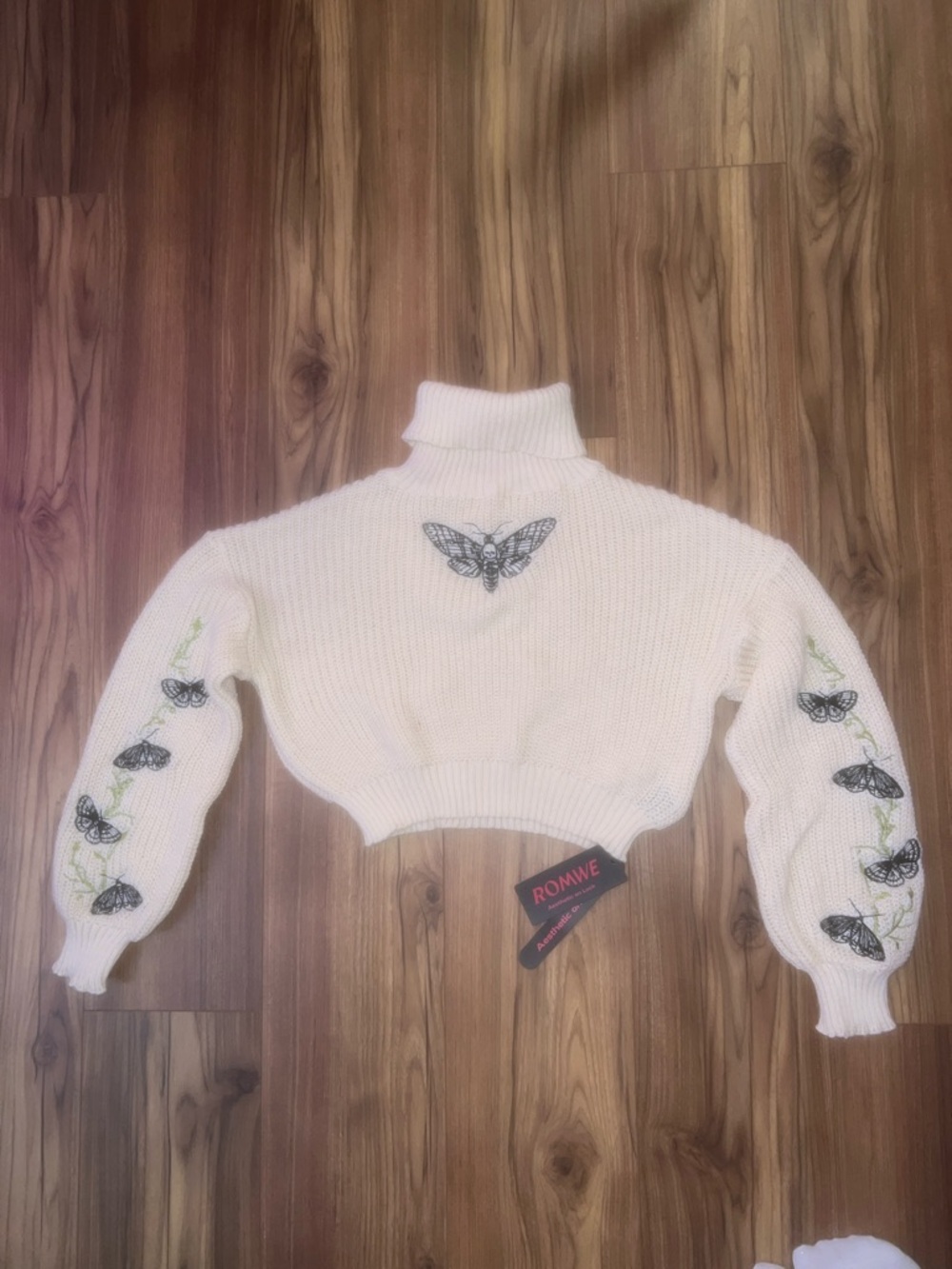 ROMWE White Cropped Turtleneck Sweater with Black Moth Embroidery